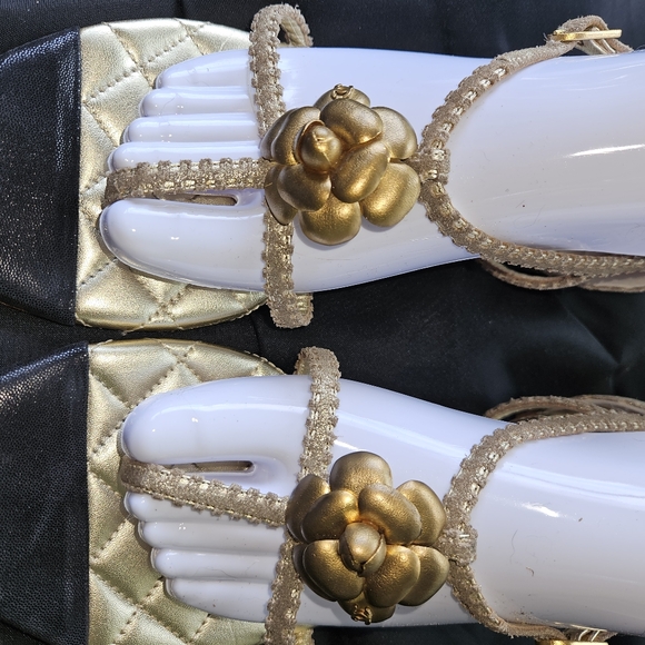 Chanel Camellia Thong Sandals Size 11 - Picture 4 of 11
